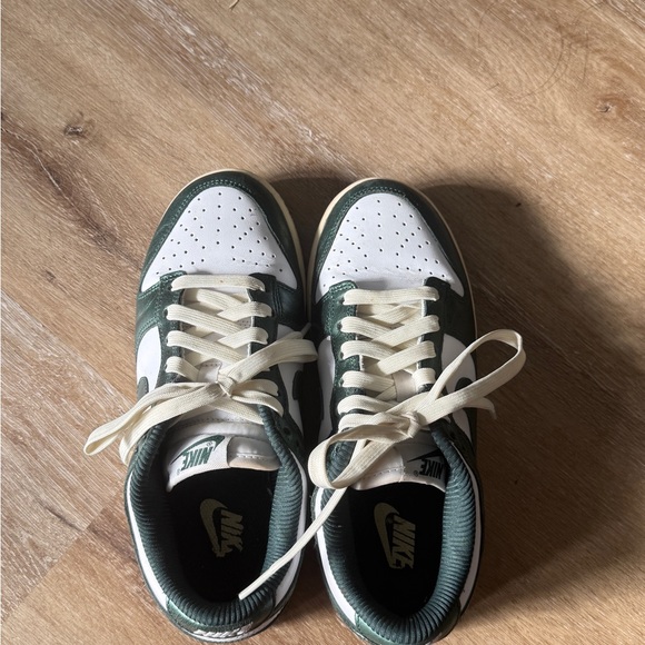 Nike Women Dunk Low Vintage green 6.5 - Picture 1 of 6